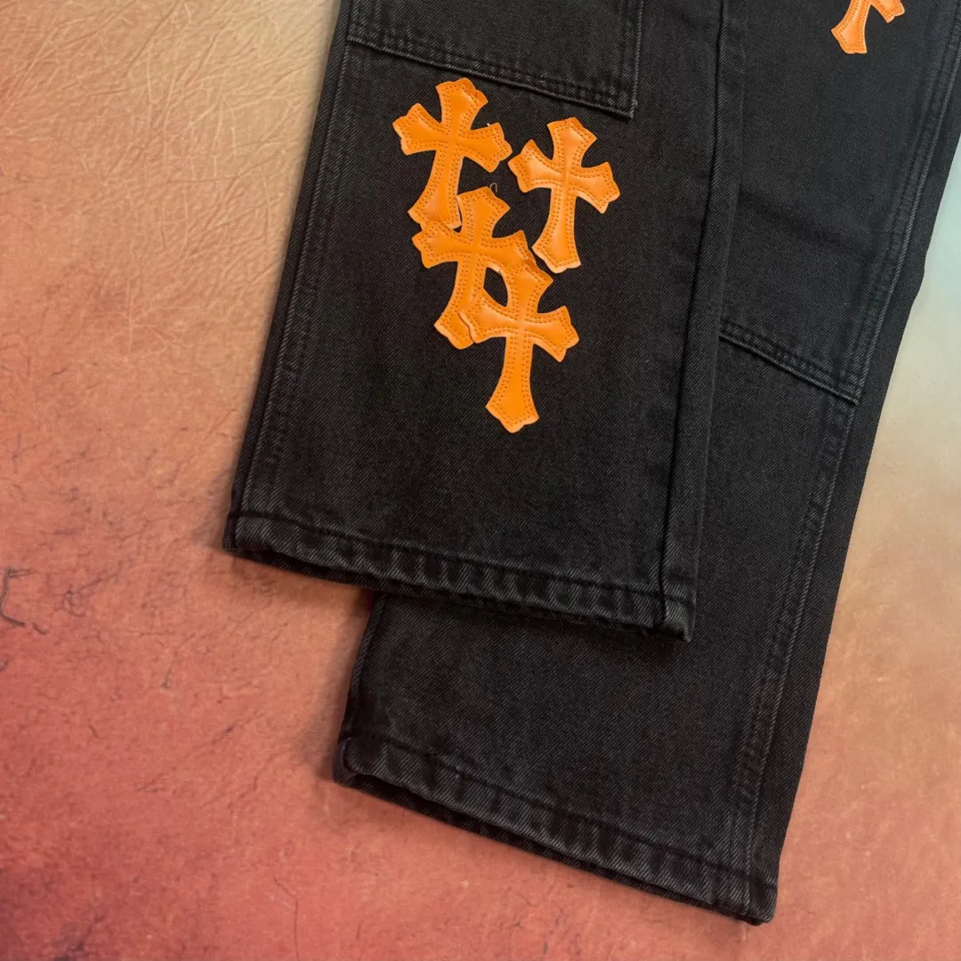 🅿️290 🔘Style No.-KL173 🔘Cro Heart𝐂𝐡𝐫𝐨𝐦𝐞 𝐇𝐞𝐚𝐫𝐭 Black and orange patchwork limited edition Ox King lumberjack workwear jeans* Crow Heart’s iconic dark style is perfect. The hardware accessories of the pants have been distressed, especially the cross-carved buckles, which have a great texture and look very classy at first glance. The orange cross pattern on these pants is so eye-catching and full of design. The fit is also great, comfortable and stylish. Whether you want to wear gothic style, functional style or Y2K style, it can be adapted to all kinds of Asian styles. You can wear it casually and achieve dark street style with ease. The matching suggestions are as follows: Gothic style: Pair the upper body with a black printed short top, then put on a pair of black thick-soled Martin boots, and match it with some silver gothic accessories, such as a cross necklace, to directly transform into a gothic hottie/cool cover. Functional style: Wear a black quick-drying bottoming shirt inside, a multi-pocket functional jacket on the outside, a pair of tactical boots, and a large-capacity functional bag, which is full of functional style. Y2K style: Wear a colorful midriff-baring crop top, pair it with thick-soled sneakers, such as Balenciaga's Track series, add colorful sunglasses and some beaded jewelry, and you'll look like a Y2K millennial hottie/hipster.  Size: M L XL XXL (28.30.32.34.36) Color: Black